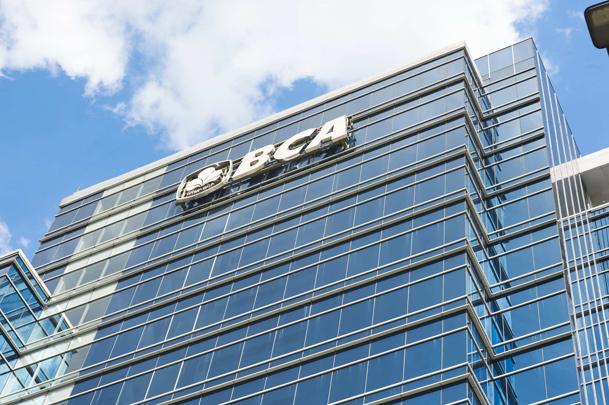 Meningkatkan ketahanan Bank terhadap emisi dan risiko iklim dengan memantau sektor investasi terkait iklim