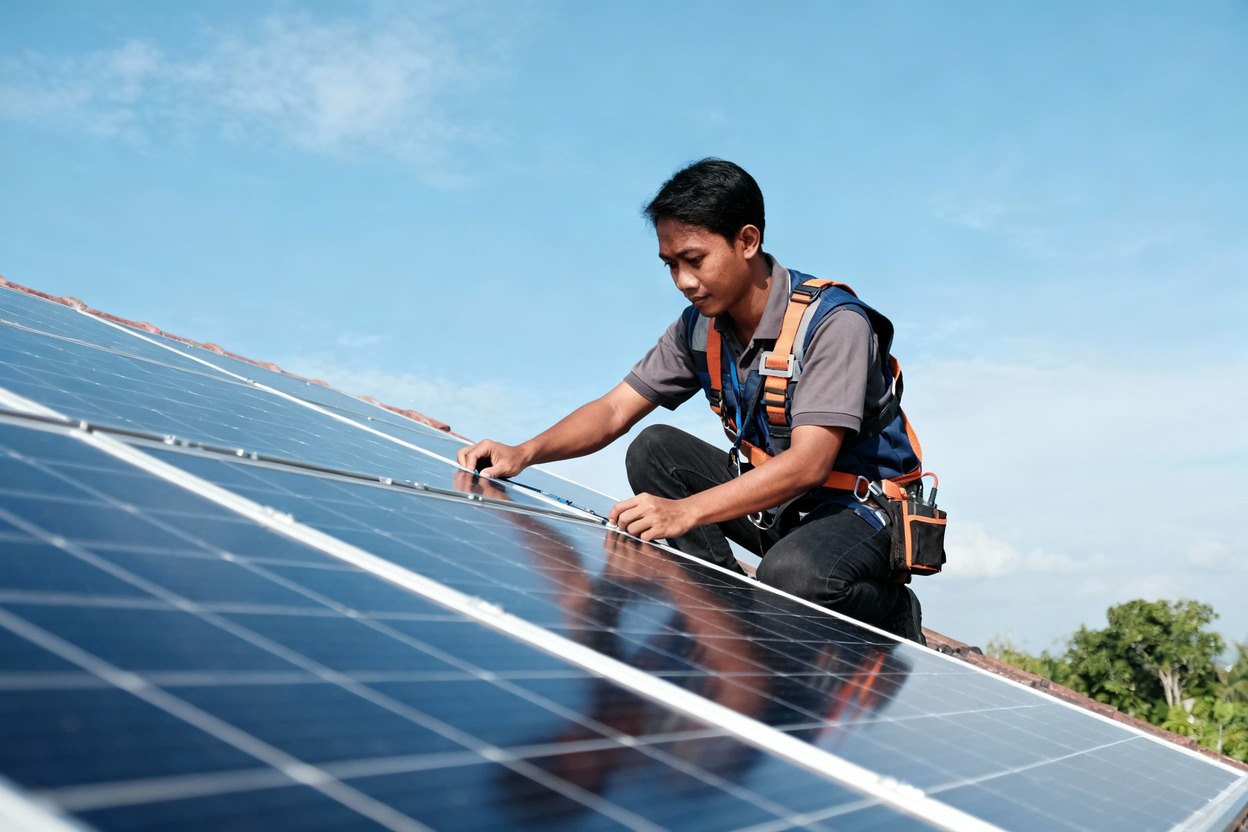 Menyiapkan pedoman bagi pelanggan dan bisnis untuk beralih ke ekonomi rendah karbon dan tahan iklim