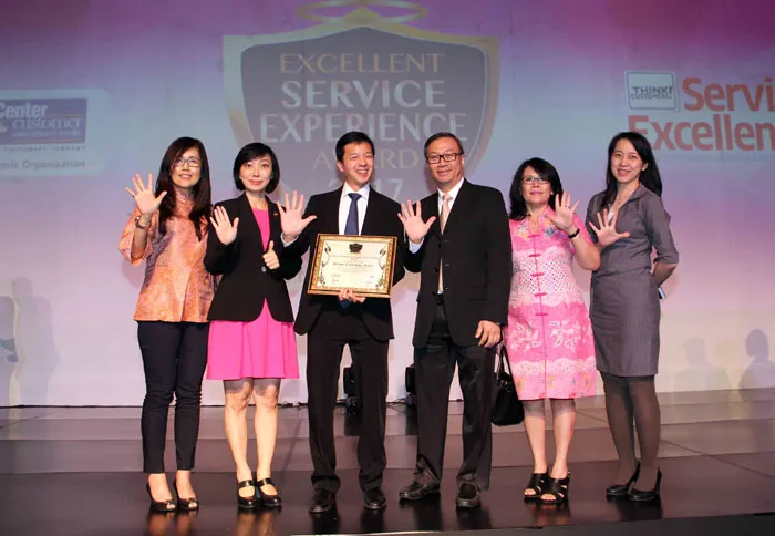 Berikan Layanan yang Terbaik bagi Nasabah, BCA Raih Penghargaan Excellent Service Experience Award 2017