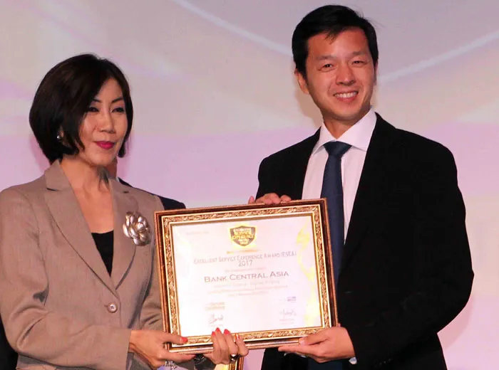 Berikan Layanan yang Terbaik bagi Nasabah, BCA Raih Penghargaan Excellent Service Experience Award 2017