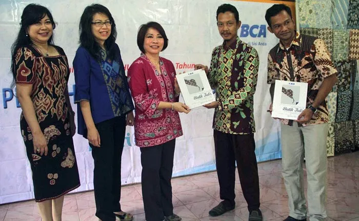 HUT Ke-60 BCA #MenjadiLebihBaik: BCA Gelar Pelatihan Teknik Membatik