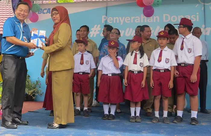 HUT Ke-60 BCA #MenjadiLebihBaik: Lanjutkan Gerakan Berbagi #BukuUntukIndonesia,BCA Berbagi Buku di Singkawang