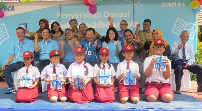 HUT Ke-60 BCA #MenjadiLebihBaik: Lanjutkan Gerakan Berbagi #BukuUntukIndonesia,BCA Berbagi Buku di Singkawang