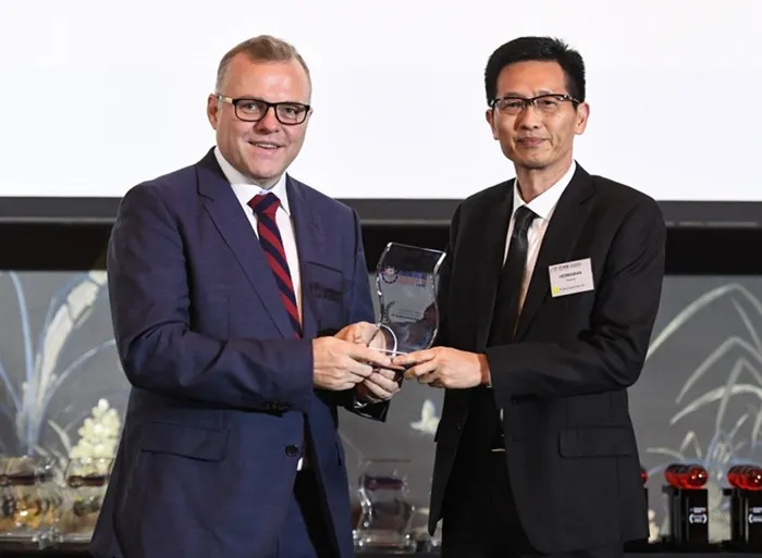 Terdepan Dukung Digitalisasi Perbankan, BCA Raih Penghargaan Digital Banking Initiatives of the Year