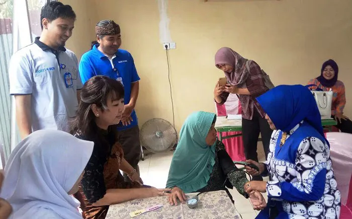 Rangkaian Kegiatan Sosial HUT ke-61 BCA : Pengenalan Seni Batik kepada Pelajar dan Peduli Kesehatan Masyarakat Kampung Batik Gemah Sumilir