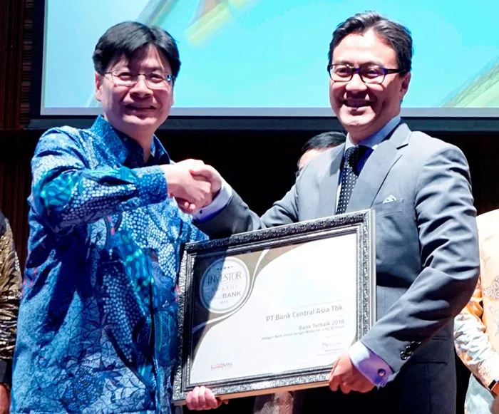 Unggul dalam Kekuatan Modal, BCA Raih Penghargaan Investor Best Bank Award 2018