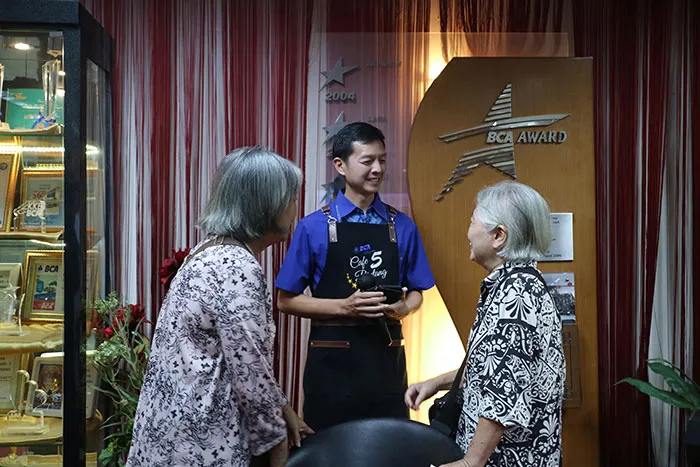 Memompa Semangat Melayani, 10 Direksi BCA Layani Nasabah di Hari Pelanggan Nasional