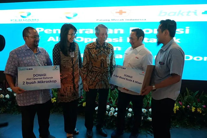 Optimalkan Kesehatan Masyarakat,  BCA Salurkan Donasi Alat Operasi Katarak dan Sarana Pengambilan Darah Donor Senilai Rp1.315M