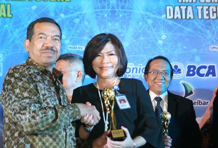 Berhasil Perani Perkembangan Digitalisasi, BCA Raih Penghargaan di Ajang DataGovAI 2018