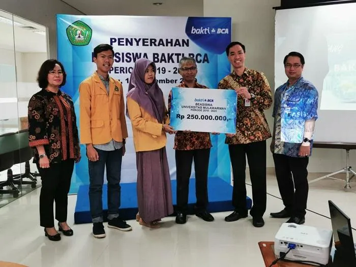 Konsisten Dukung Pendidikan Indonesia, BCA Serahkan Beasiswa Dana Rp250 Juta bagi Mahasiswa Berprestasi di Universitas Mulawarman