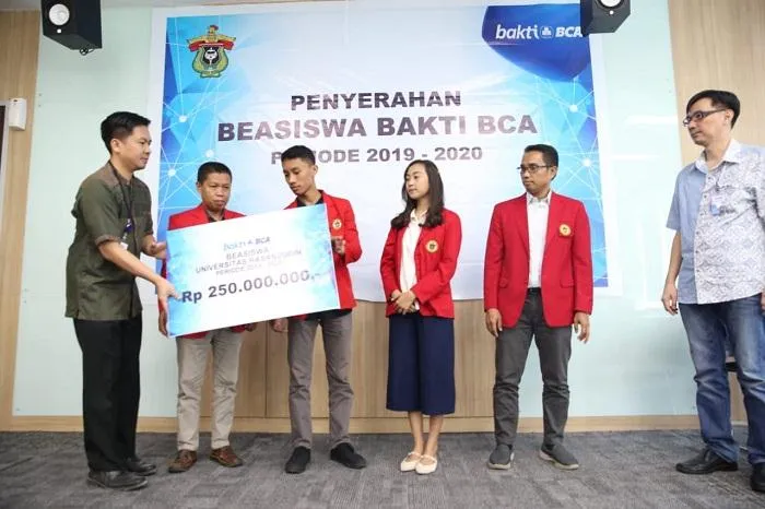 BCA Salurkan Beasiswa Dana Rp250 Juta bagi Mahasiswa Berprestasi di Universitas Hasanuddin