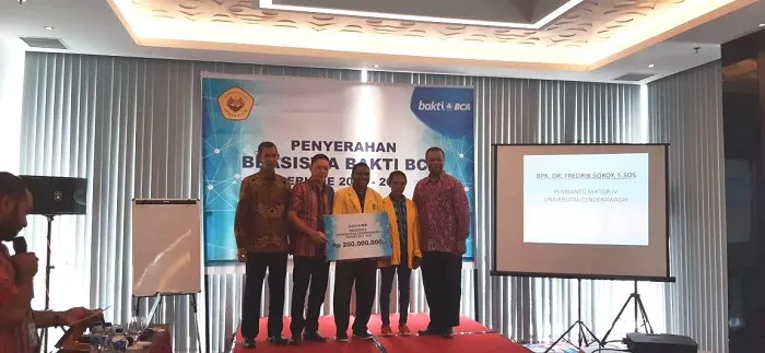 BCA Serahkan Beasiswa Dana Rp200 Juta bagi Mahasiswa Berprestasi di Universitas Cendrawasih
