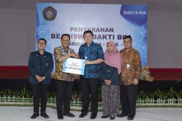 50 Mahasiswa Berprestasi Universitas Brawijaya Terima Beasiswa Bakti BCA Senilai Rp 350 Juta