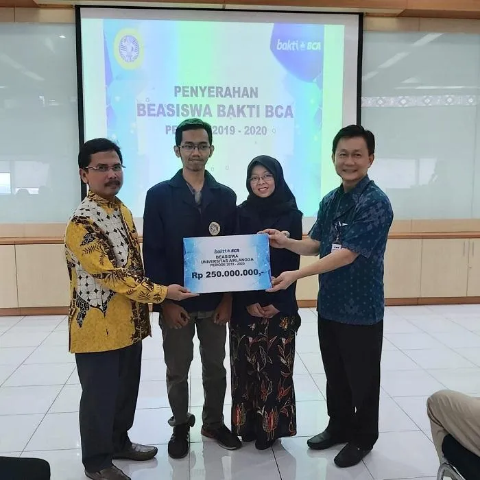 50 Mahasiswa Berprestasi Universitas Airlangga Terima Beasiswa Bakti BCA Senilai Rp 250 Juta