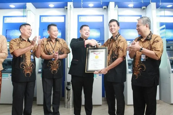 Mesin Setor Tarik (CRM) BCA Pecahkan Rekor MURI