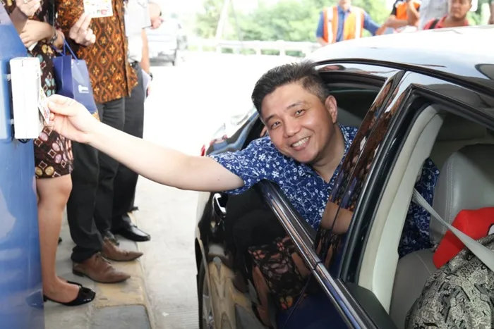 Uji Coba Penggunaan Uang Elektronik Flazz Di Gerbang Tol Palimanan