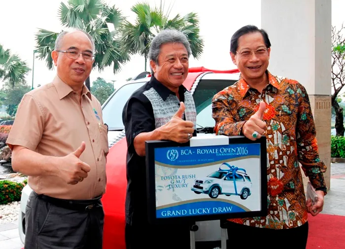 Bertanding Golf dan Berdonasi dalam BCA - Royale Open Tournament 2016