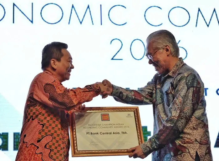 Unggul dalam Kegiatan Pemasaran di Era MEA, BCA Raih Penghargaan di Indonesia Champion for AEC 2016