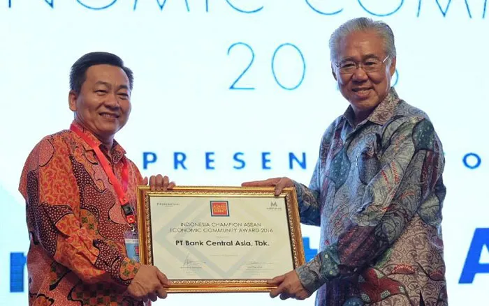 Unggul dalam Kegiatan Pemasaran di Era MEA, BCA Raih Penghargaan di Indonesia Champion for AEC 2016
