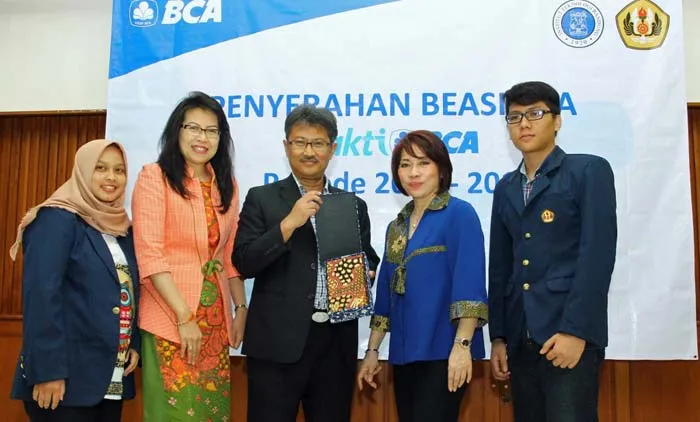 BCA Serahkan Beasiswa bagi Mahasiswa Berprestasi di Universitas Padjadjaran