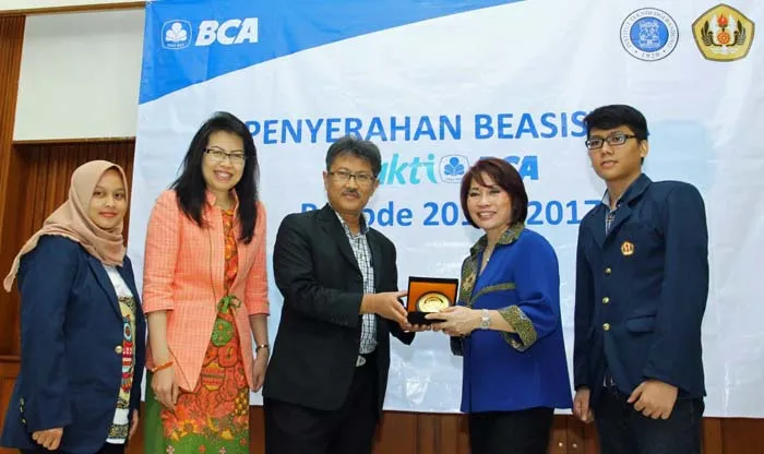 BCA Serahkan Beasiswa bagi Mahasiswa Berprestasi di Universitas Padjadjaran