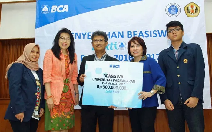BCA Serahkan Beasiswa bagi Mahasiswa Berprestasi di Universitas Padjadjaran
