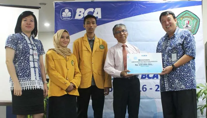 BCA Serahkan Beasiswa bagi Mahasiswa Berprestasi di Universitas Mulawarman