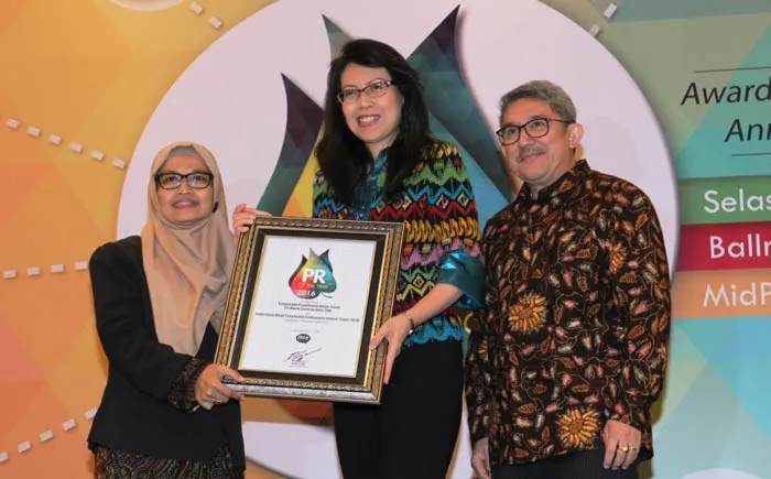 BCA Raih Penghargaan Indonesian PR of The Year 2016 Kategori Best Corporate Secretary Team