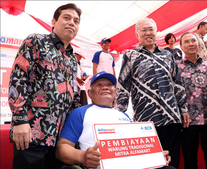 Dukung Ekonomi Berkeadilan, BCA Jalin Kerja Sama dengan Warung dan Alfamart