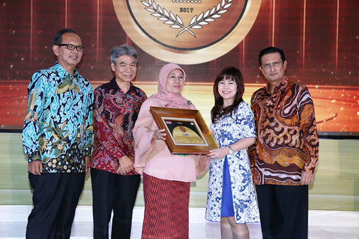 Konsisten sebagai Perusahaan Perbankan Terkemuka di Indonesia BCA Raih Penghargaan Indonesia Best Corporate Reputation Award 2017