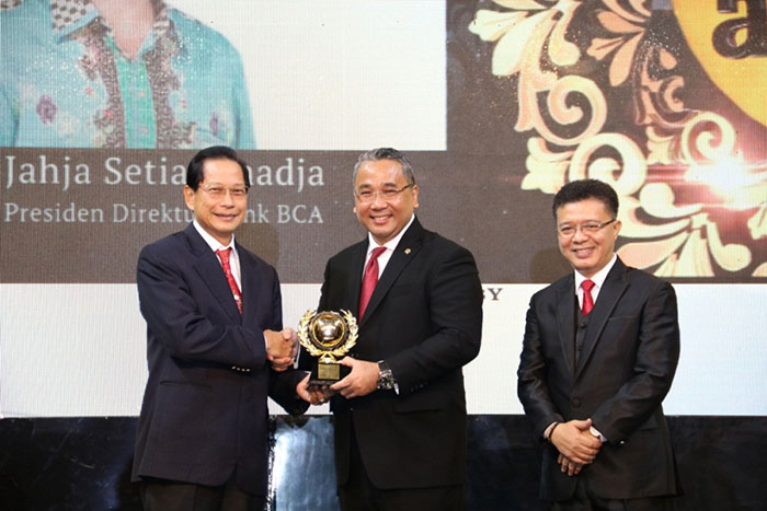 Jahja Setiaatmadja Raih CEO of the Year dalam Indonesia Property & Bank Award 2017