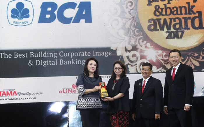 Jahja Setiaatmadja Raih CEO of the Year dalam Indonesia Property & Bank Award 2017