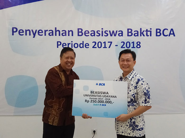 BCA Serahkan Beasiswa bagi Mahasiswa Berprestasi di Universitas Udayana