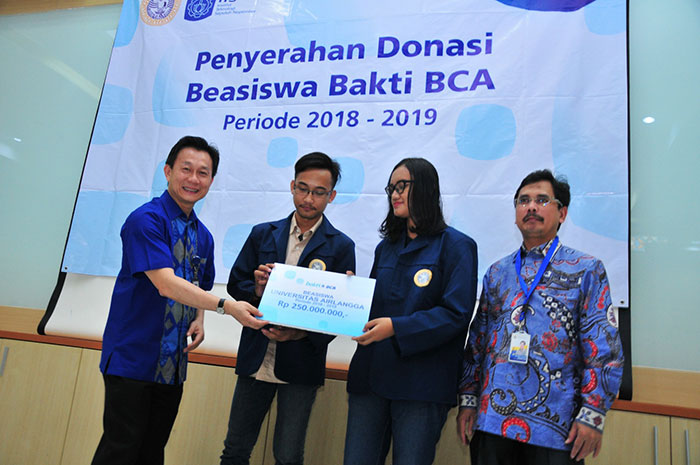 Peduli terhadap Dunia Pendidikan, BCA Serahkan Beasiswa bagi Mahasiswa Berprestasi di ITS dan UNAIR