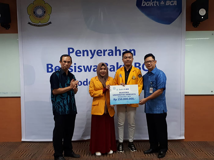 BCA Serahkan Beasiswa bagi Mahasiswa Berprestasi di Universitas Sriwijaya