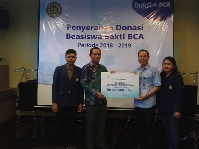 BCA Serahkan Dana Beasiswa Rp300 Juta bagi Mahasiswa Berprestasi Universitas Udayana