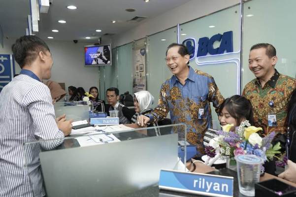 Apresiasi Nasabah Setia,  Enam Direksi BCA Layani Nasabah di Hari Pelanggan Nasional