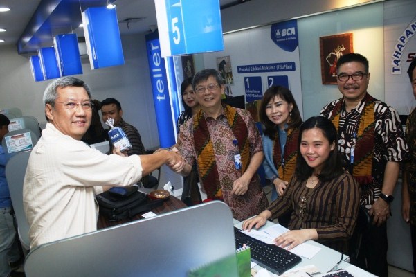 Apresiasi Nasabah Setia,  Enam Direksi BCA Layani Nasabah di Hari Pelanggan Nasional