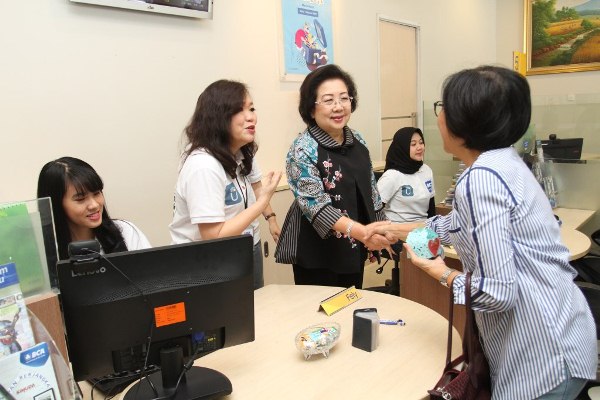 Apresiasi Nasabah Setia,  Enam Direksi BCA Layani Nasabah di Hari Pelanggan Nasional