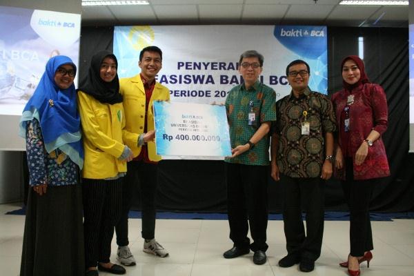 BCA Serahkan Beasiswa Dana Rp400 Juta bagi Mahasiswa Berprestasi di Universitas Indonesia