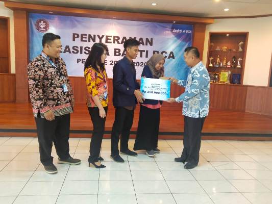 BCA Serahkan Beasiswa Dana Rp250 Juta bagi Mahasiswa Berprestasi di  Institut Pertanian Bogor