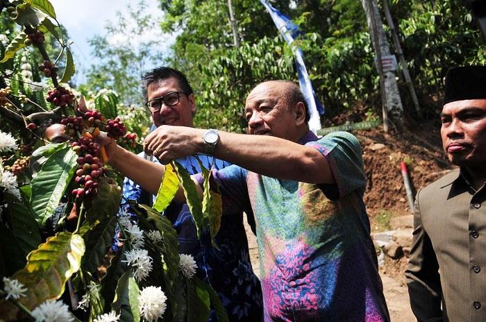 Perkuat Komunitas Petani di Jawa Tengah, BCA Resmikan Desa Binaan Doesoen Kopi Sirap Semarang
