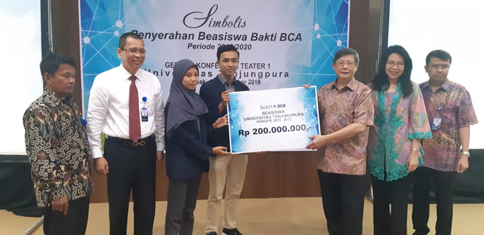 BCA Gelar Kuliah Umum dan Serahkan Dana Beasiswa Rp200 Juta bagi Mahasiswa Berprestasi Tanjungpura