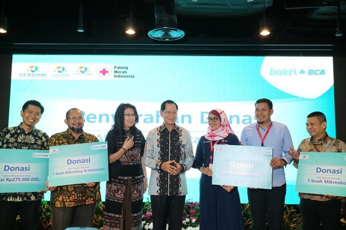 Konsisten Dukung Ranah Kesehatan, BCA Salurkan Donasi Alat Operasi Katarak dan Sarana Pengambilan Darah Donor 