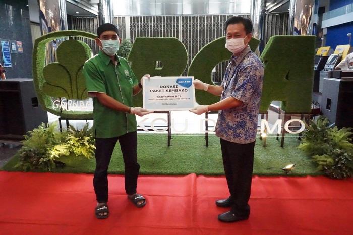 Bantu Masyarakat Terdampak COVID-19, Insan BCA & Bakti BCA Serahkan Donasi di Surabaya
